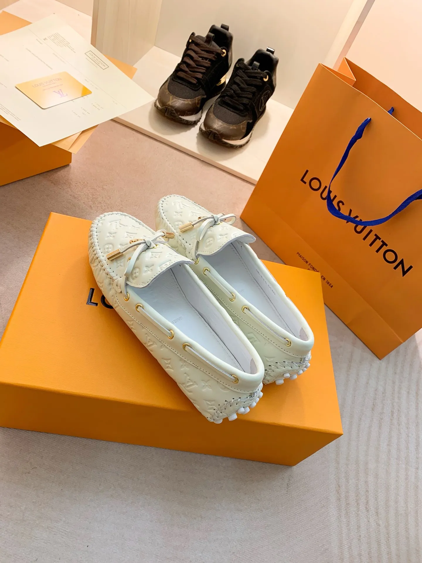 p460💰Couple model❤️🇫🇷 𝙇𝙤𝙪𝙞𝙨 𝙑𝙪𝙞𝙩𝙩𝙤𝙣 🇫🇷Louis Vuitton 2023 Classic𝓛𝓿 𝓣𝓻𝓪𝓲𝓷𝓮𝓻 Sports Series ➪➪➪¯ [Arizona Doudou Shoes Series] ▪️▪️▪️Arizona slip-on shoes are made of Monogram Eclipse canvas. Its hand-painted and dyed edges and hand-sewn uppers fully demonstrate Louis Vuitton's traditional shoemaking craftsmanship. This slip-on shoe is very lightweight. The integrated tongue and upper make it particularly comfortable and flexible. The soft outsole is equipped with rubber padding. Decorated with matching sash. Detailed features: ☑️Monogram Eclipse canvas ☑️Black Eclipse pattern ☑️Hand-painted shoe edges ☑️Hand-sewn uppers (each pair takes time to process) ☑️Integrated tongue and upper construction ☑️Outsole equipped with rubber lining ☑️size: 35_46
